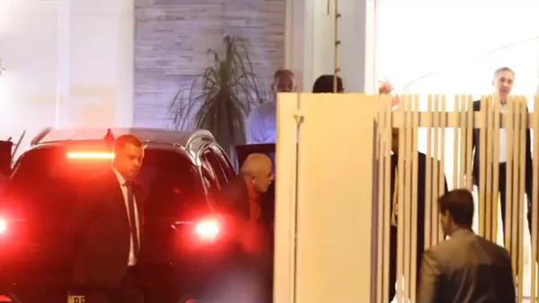 Lula saindo do carro para entrar na casa de Luis Roberto Barroso, em Brasília -- Metrópoles