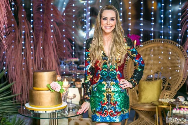 Advogada Anna Carolina Noronha comemora seus 31 anos com Golden Party