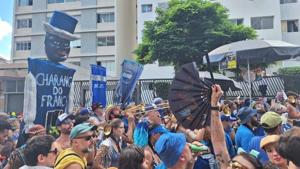 foto colorida de banda e foliões de azul no bloco Charanga do França em São Paulo - Metrópoles