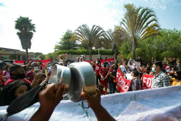 MTST faz manifestação em frente à mansão de Flávio Bolsonaro no Lago Sul, em Brasília