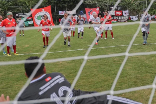 Em campo do MST, Lula joga futebol com Chico Buarque e marca gol