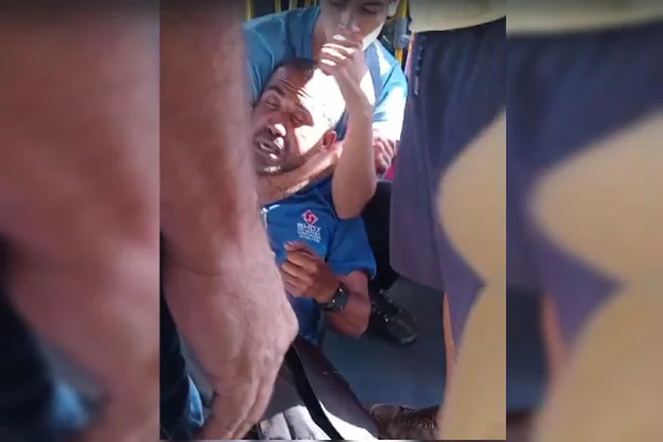 Vídeo: passageiro leva mata-leão após tentar abusar de jovem em ônibus