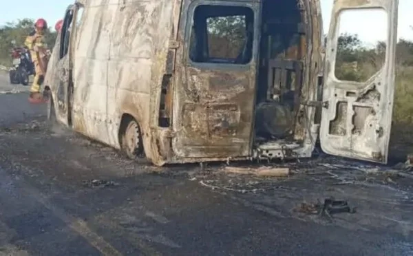 foto colorida de ambulencia queimada
