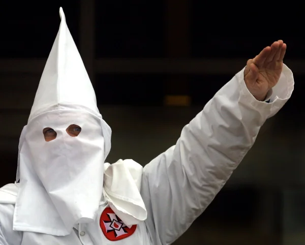 Imagem colorida mostra membro da KKK - Metrópoles