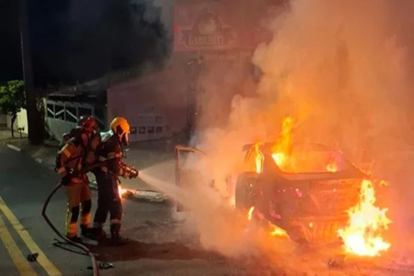 Jovem de 21 anos morre após moto ser atingida por carro e pegar fogo