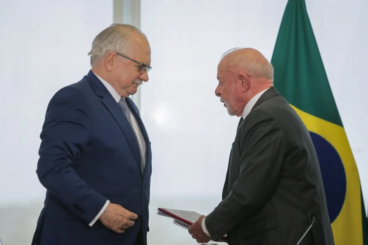 Em meio à crise do STF, Edson Fachin e Lula se reúnem em evento no Planalto Em meio à crise do STF, Edson Fachin e Lula se reúnem em evento no Planalto