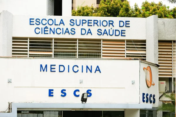 Alunos de medicina do DF vão à Justiça para se formar e atuar contra a Covid-19
