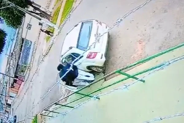 Vídeo: bandidos rendem mulher e roubam carro em frente a escola do DF