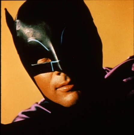 Primeiro Batman, Adam West transava com até oito mulheres por dia - imagem 7 Primeiro Batman, Adam West transava com até oito mulheres por dia - imagem 7