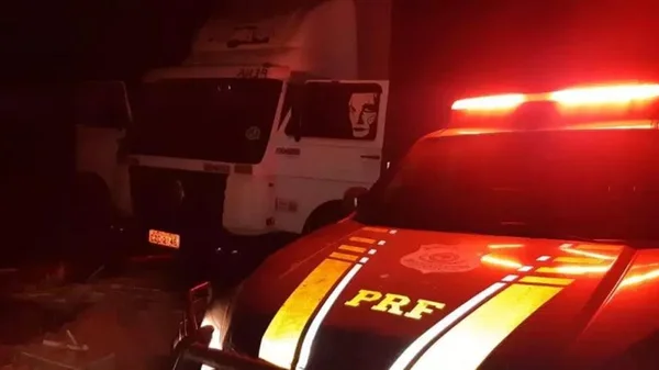 Após perseguição, PRF recupera caminhão roubado na BR-020