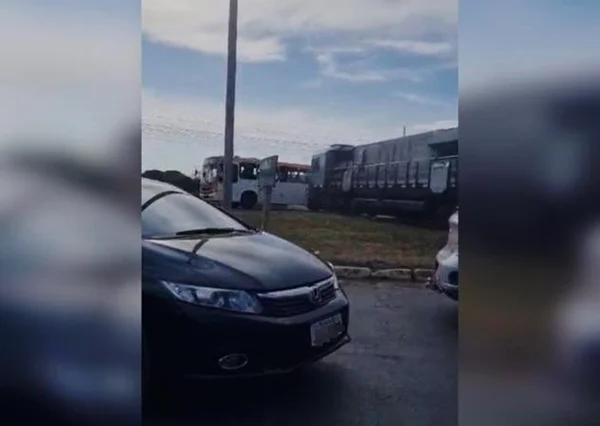 Veja momento em que o trem de carga atinge ônibus no DF e mata mulher