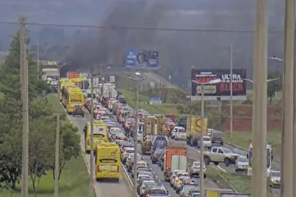Manifestantes bloqueiam via contra operação de derrubadas da DF Legal