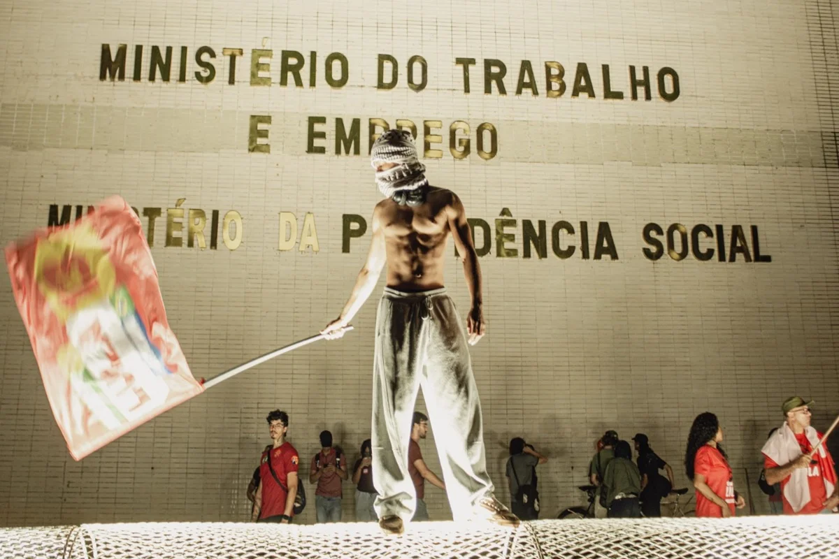 Sem camisa, de calça de moletom e com o rosto coberto, o estudante da UnB viralizou nas redes sociais após participar de manifestação na capital federal. Sem camisa, de calça de moletom e com o rosto coberto, o estudante da UnB viralizou nas redes sociais após participar de manifestação na capital federal.