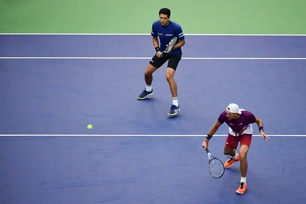 Com “pneu”, Melo e Kubot avançam à semifinal no Torneio de Viena