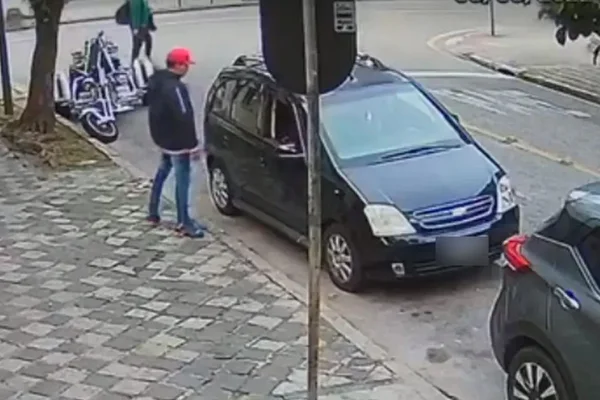 Bandidos levam carro com avó e neta de 4 anos. Veja vídeo