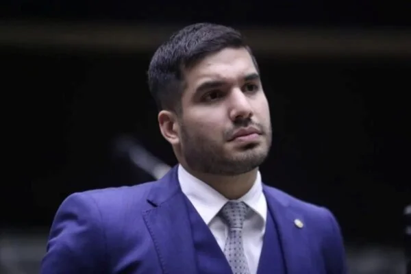 Foro colorida de Deputado federal André Fernandes (PL) - Metrópoles