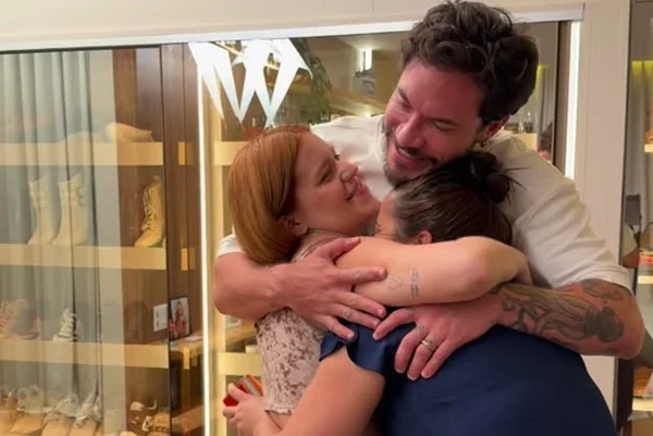 Imagem colorida de Viih Tube e Eliezer convidando a governanta da família para ser madrinha deles de casamento - Metrópoles