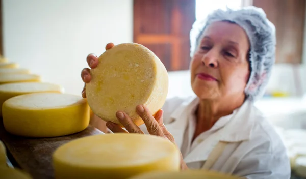 Fotografia colorida mostrando mulher olhando queijo-Metrópoles
