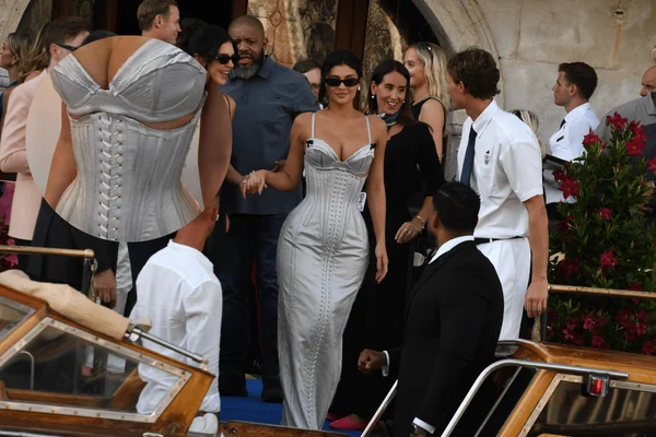 Foto com cor. Kylie Jenner comparece ao casamento de Jeff Bezos em Veneza, na Itália - Metrópoles