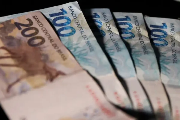 Notas de 100 e 200 reais; dinheiro - Metrópoles