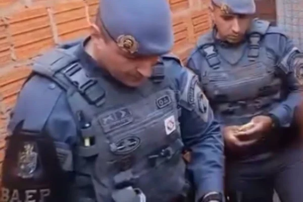 Captura de tela colorida de vídeo que mostra PMs agredindo homem abordado - Metrópoles