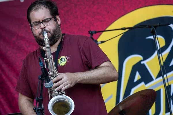 Saxofonista Lívio Almeida leva decteto musical ao Clube do Choro