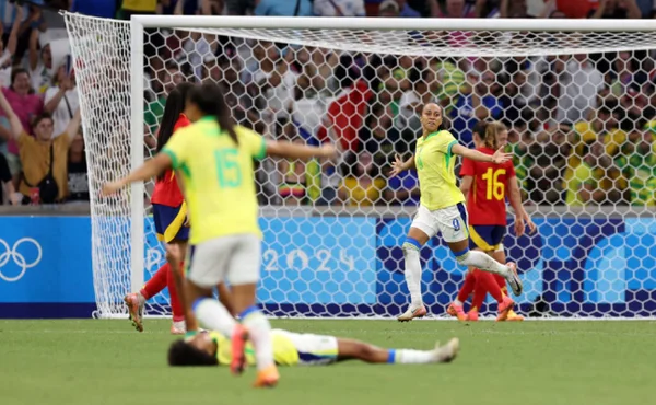 Brasil vence Espanha e enfrenta EUA pelo ouro no futebol feminino