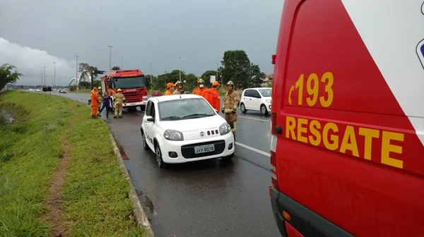 Carro capota perto da Ponte JK no domingo de carnaval