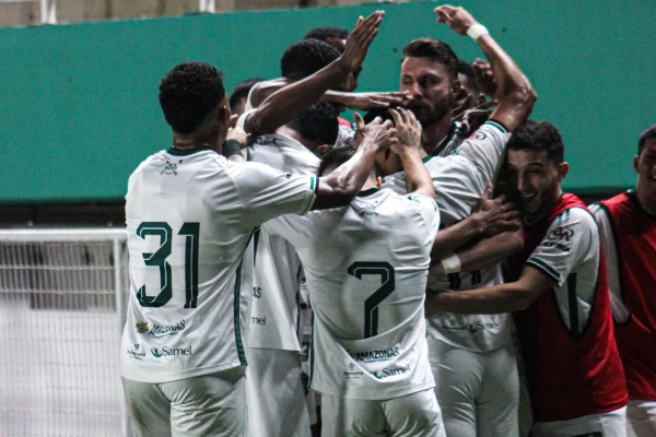 Jogadores do Manaus comemoram gol e vitória contra Humaitá na Série D