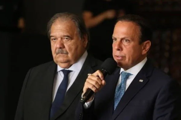 O médico José Henrique Germann, ex-secretário de saúde, e o então governador de São Paulo, João Doria (PSDB)