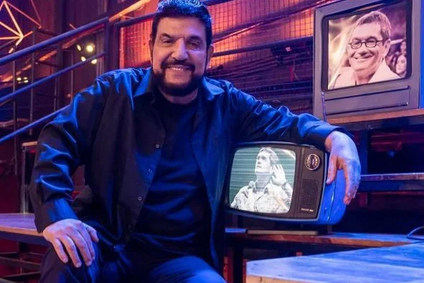 Michael Sullivan posa ao lado de televisores antigos - Metrópoles
