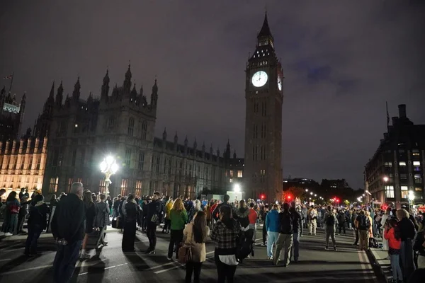Súditos observam homenagem póstuma à rainha Elizabeth