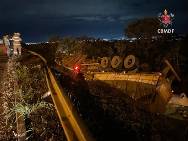 Carreta com adubo capota na BR-040