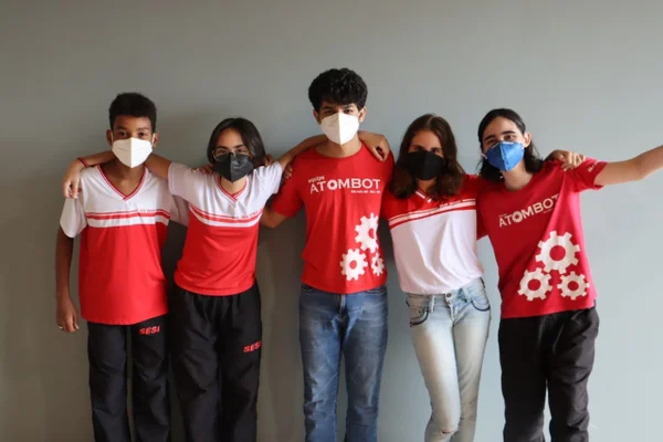 Time Atombot compete em torneio de robótica