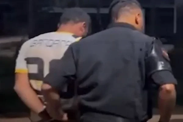 Homem mata cachorro à marteladas e arrasta corpo em carro