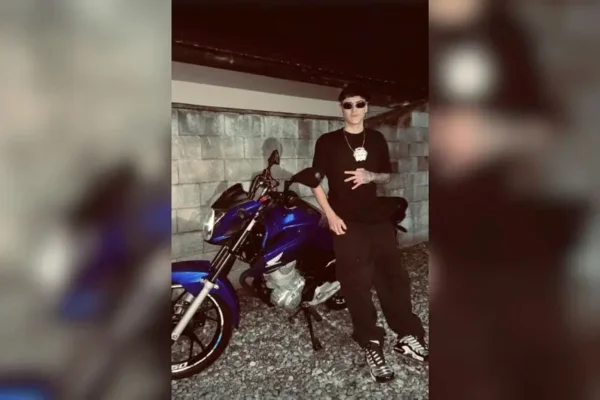 Foto colorida de jovem que morreu em acidente de moto em SC