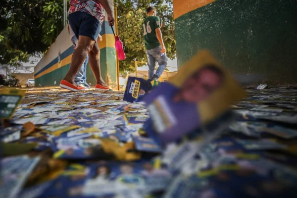 Imagem colorida de santinhos espalhados no chão durante as eleições municipais, em Águas Lindas (GO) - Metrópoles