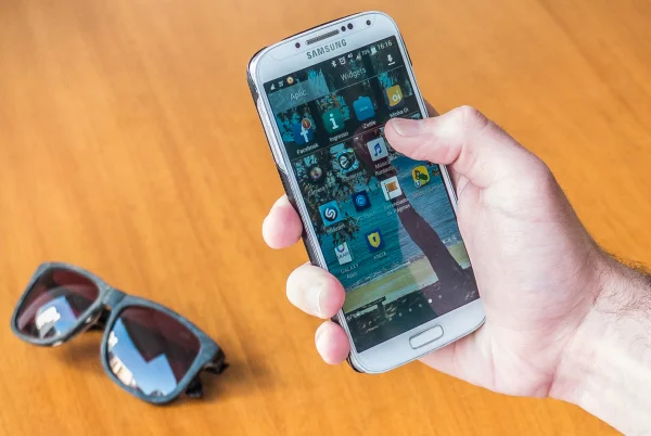 Em 2015, consumidores falaram menos ao celular e usaram mais internet