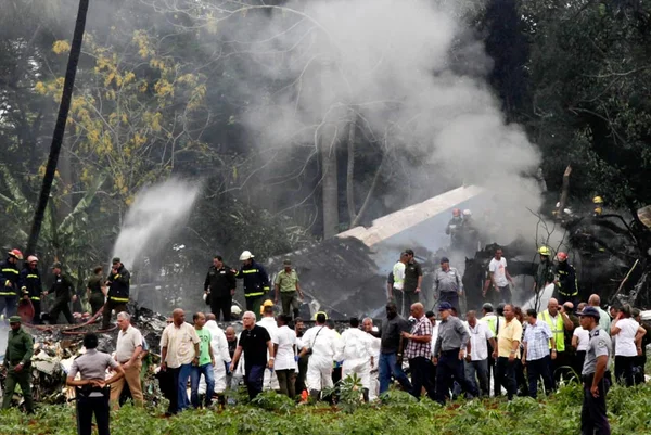 Avião com 113 pessoas a bordo cai logo após decolagem, em Cuba