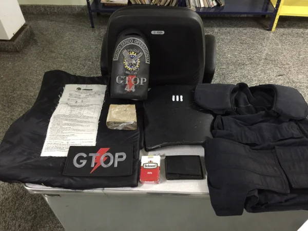 PM apreende adolescente que tinha colete balístico e drogas em casa