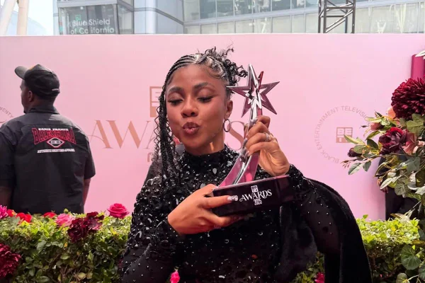Ajuliacosta com prêmio do BET Awards 2025 - Metrópoles