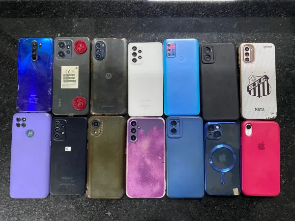 Foto colorida de celulares apreendidos com homem preso nos arredores do Reveillon da Paulista após praticar os furtos - Metrópoles