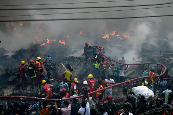 Voluntários ajudam bombeiros em incêndio - Metrópoles