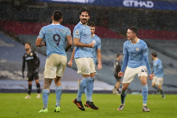 Manchester City vence e assume liderança provisória da Premier League