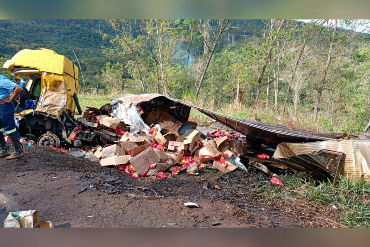 Batida entre caminhão e carro aconteceu na altura do km 342, na região conhecida como Ponte Torta Batida entre caminhão e carro aconteceu na altura do km 342, na região conhecida como Ponte Torta