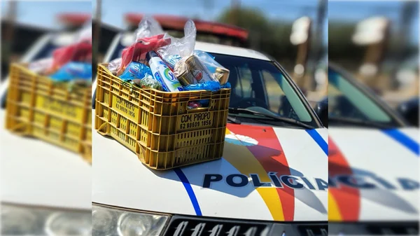 Cesta com produtos em cima de uma viatura - Metrópoles