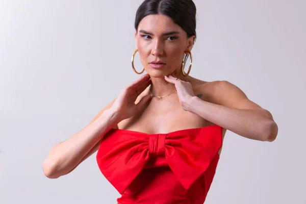 Modelo branca usa vestido vermelho cm laço na frente - Metrópoles