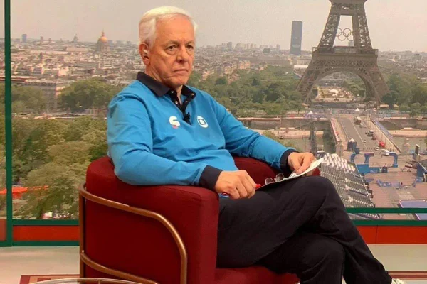 foto colorida de milton leite, idoso de cabelos brancos com blusa azul sentado em poltrona vermelha - metrópoles