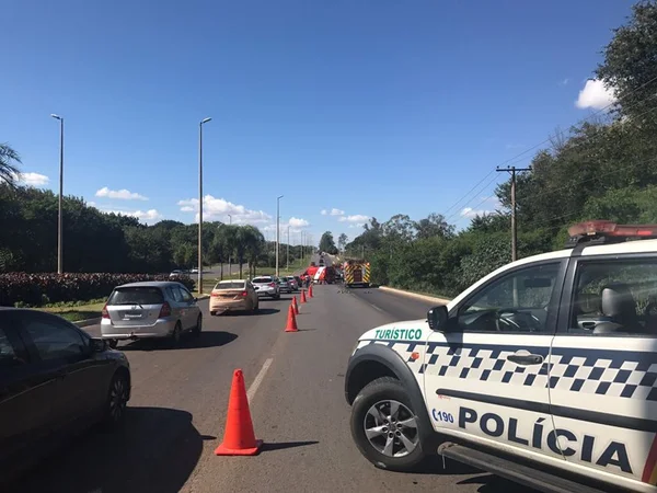 Carros capotam em ribanceira na L4 Sul. Suspeita é de “racha”