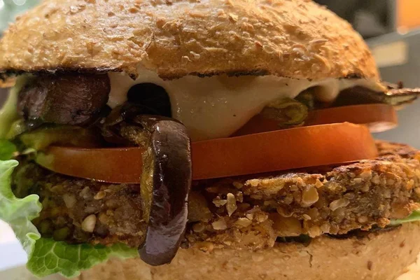 Parrilla Burger lança hambúrgueres veganos e vegetarianos